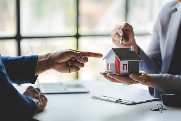 real estate agent Delivering sample homes to customers, mortgage loan contracts. Make a contract for hire purchase and sale of a house. and home insurance contracts, home mortgage loan concepts